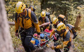 Bergretter der Alpinen Rettung Schweiz retten eine verunfallte Person im steilen Gelände