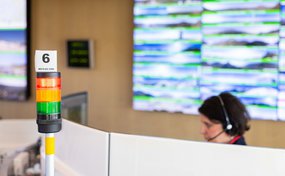 Véronique Sax vor Ihrem Bildschirm mit Webcams im Hintergrund