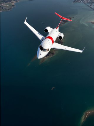 Ein Rega-Ambulanzjet fliegt über dem offenen Meer.