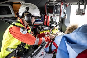 Notärztin mit Patientin im Rega-Helikopter