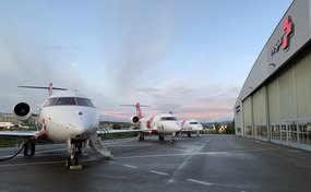 Die drei Ambulanzjets der Rega auf dem Vorplatz des Hangars des Rega-Centers am Flughafen Zürich
