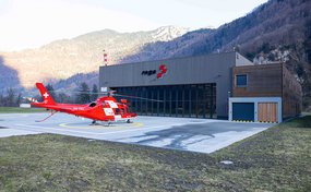 Rettungshelikopter der Rega steht vor der neuen Basis Mollis (GL)