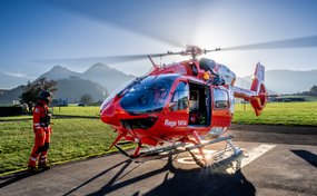 Ein Rettungssanitäter ist neben einem Rettungshelikopter.