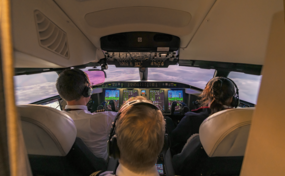 Blick ins Cockpit eines Rega-Jets während des Fluges.