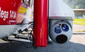 Nahaufnahme einer Wärmebildkamera an einem Rega-Helikopter. Auf dem Helikopter ist der Schriftzug «Rega 1414» zu sehen.