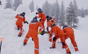 Des collaborateurs de la Rega lors d'un exercice d'avalanche