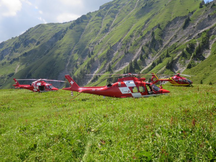 Drei Rettungshelikopter standen am Niesen nach einem Seilbahnunglück gleichzeitig im Einsatz.