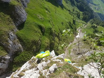 Verfangener Gleitschirm am Fels