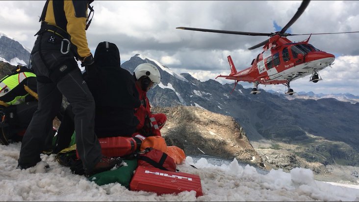 Landung des Rega-Helikopters nach der Rettung aus der Gletscherspalte