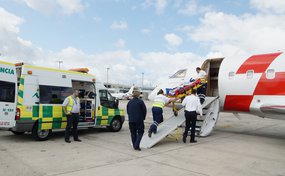 Die Rega Jet-Crew auf dem Flughafen in Gran Canaria