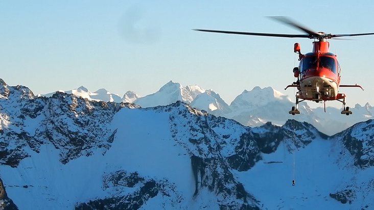 Rega 9 mit Rettungswinde im Anflug auf den Unfallort.