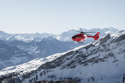 Rega 18 fliegt in den Alpen