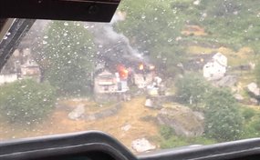 Il rustico in fiamme, visto dal cockpit dell'elicottero Rega