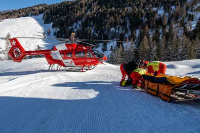 Rega 18 bei einer Rettung auf Pisten