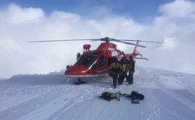 Helikopter auf der Skipiste