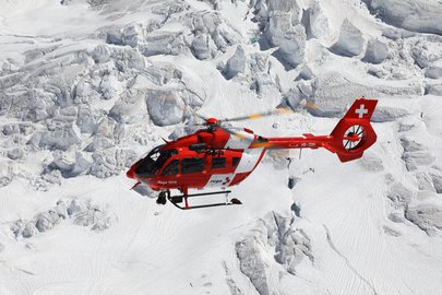 Airbus H145 devant une montagne de neige