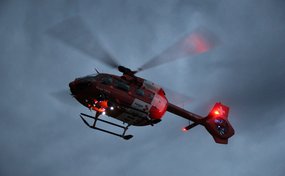 Avec son phare lumineux surpuissant, le H145 effectue des recherches nocturnes