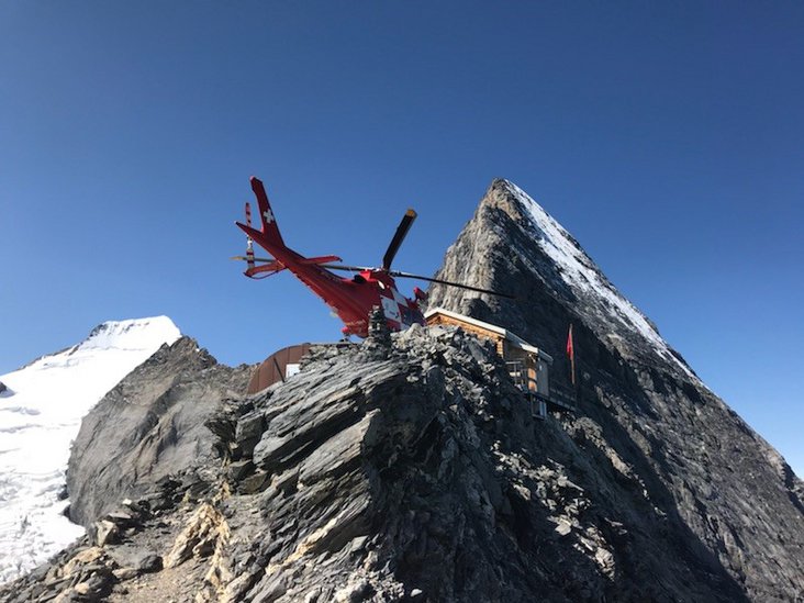 Symbolbild: Ein Rega-Helikopter auf dem Landplatz der Mittellegihütte