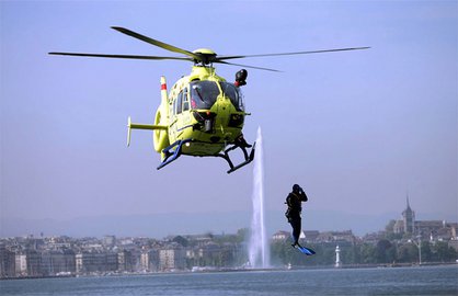 L'hélicoptère de sauvetage genevois lors d'un exercice avec la police du lac