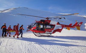 Rega Helikopter auf Skipiste