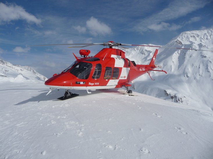 Symbolbild: Die Rega im Einsatz auf der Skipiste