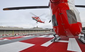 Helikopter auf Landeplatz